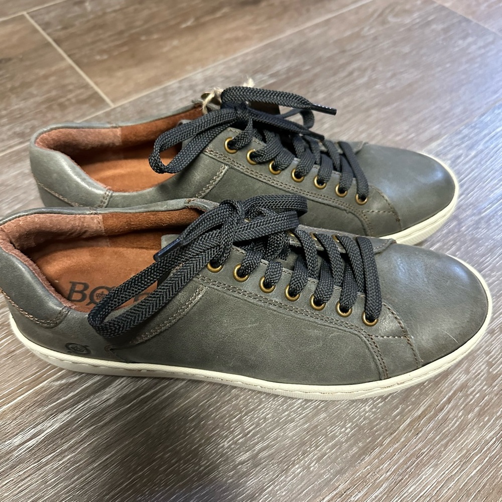 NWT Born Shoes size 8